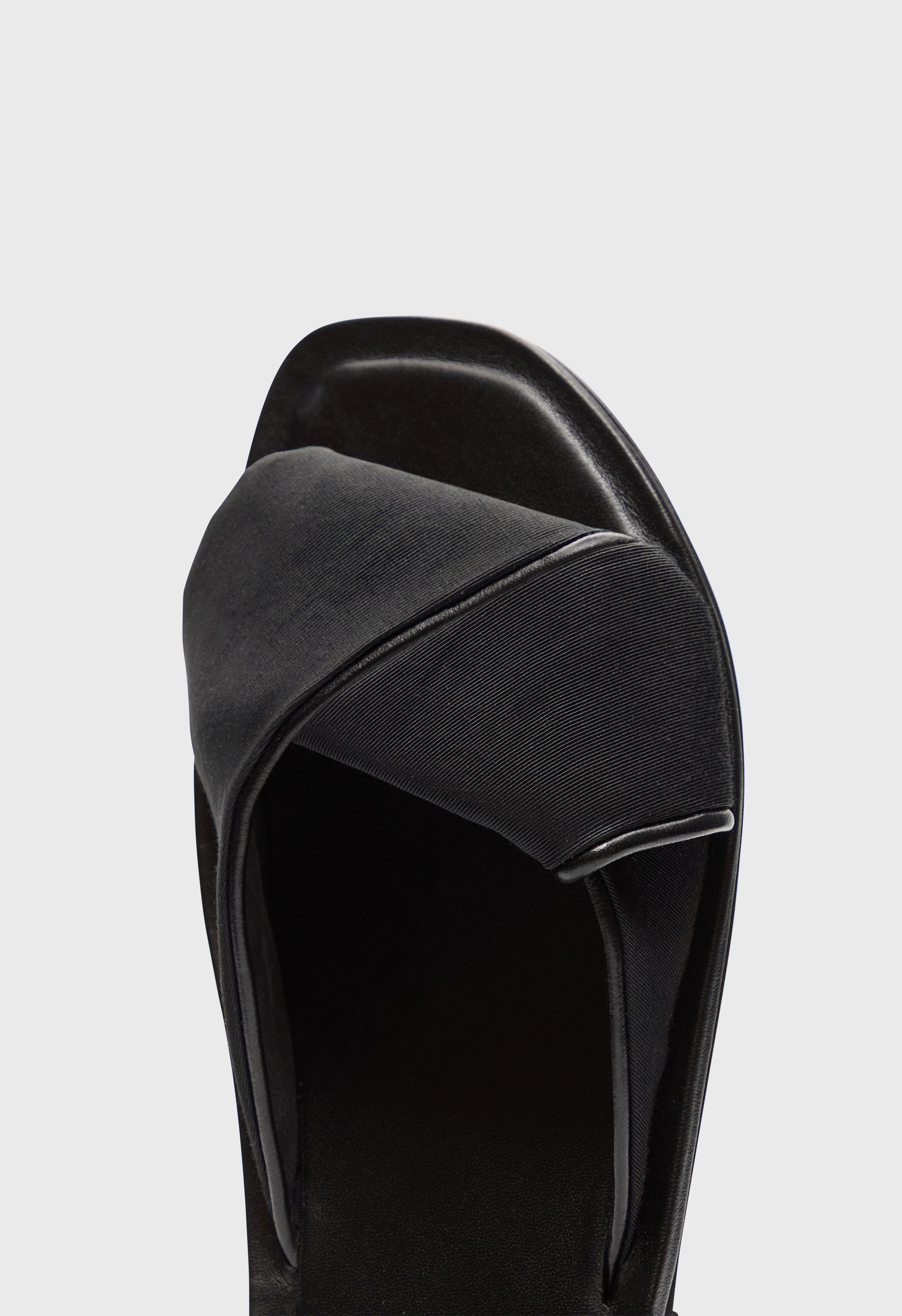 NOA Twisted fabric slides