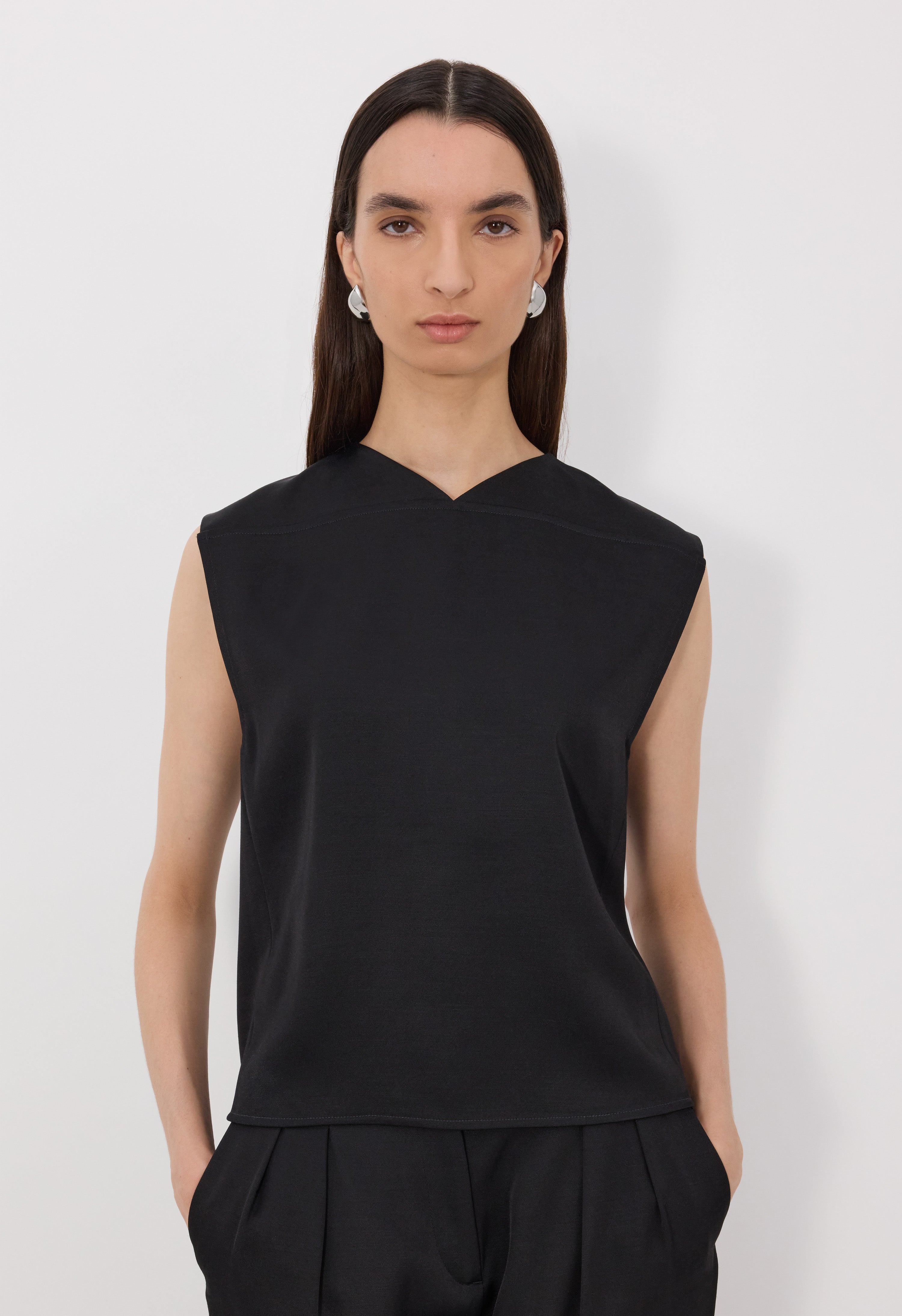 DAIKA Boxy V neck top