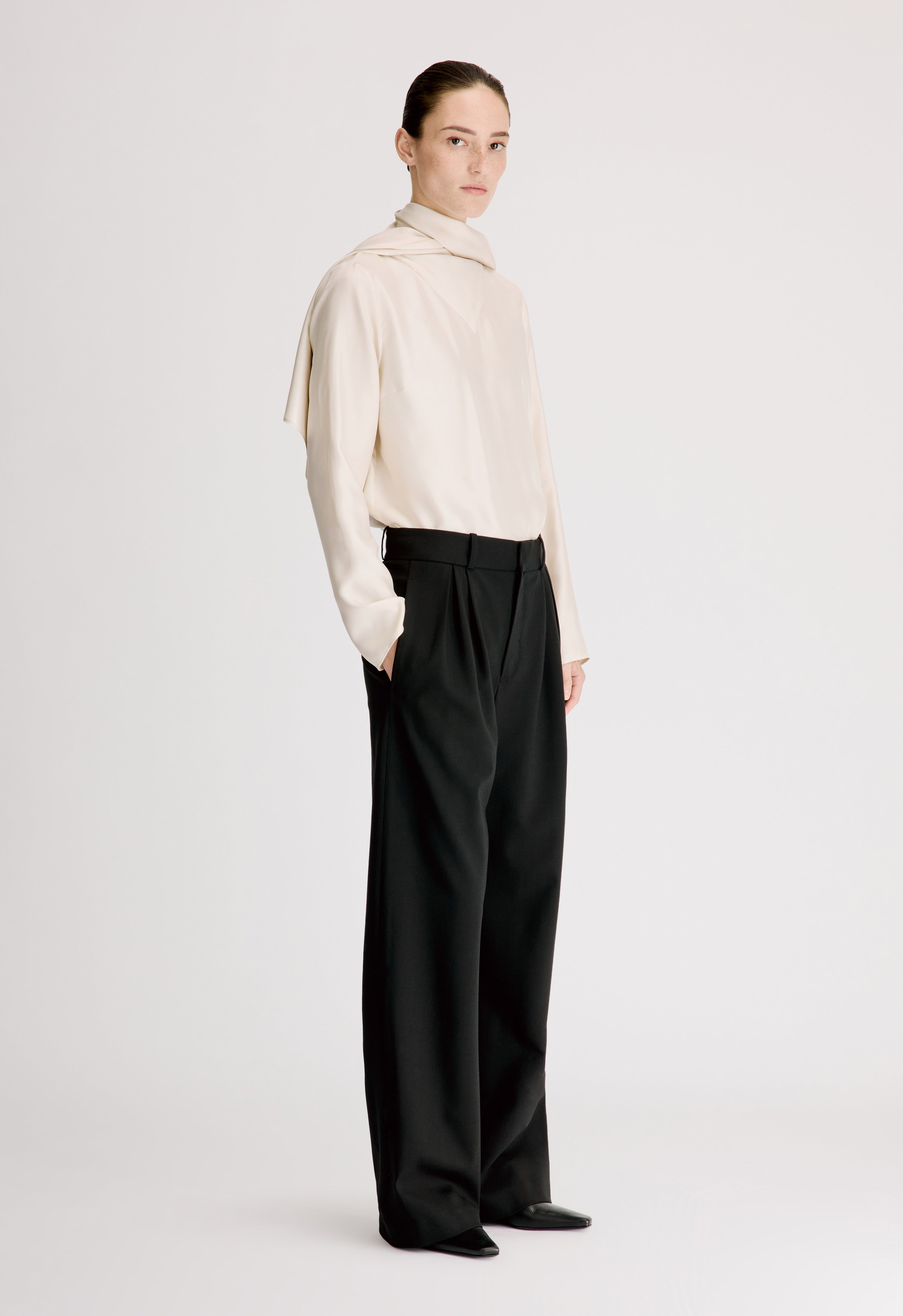 NAT Pleated grain de poudre trousers