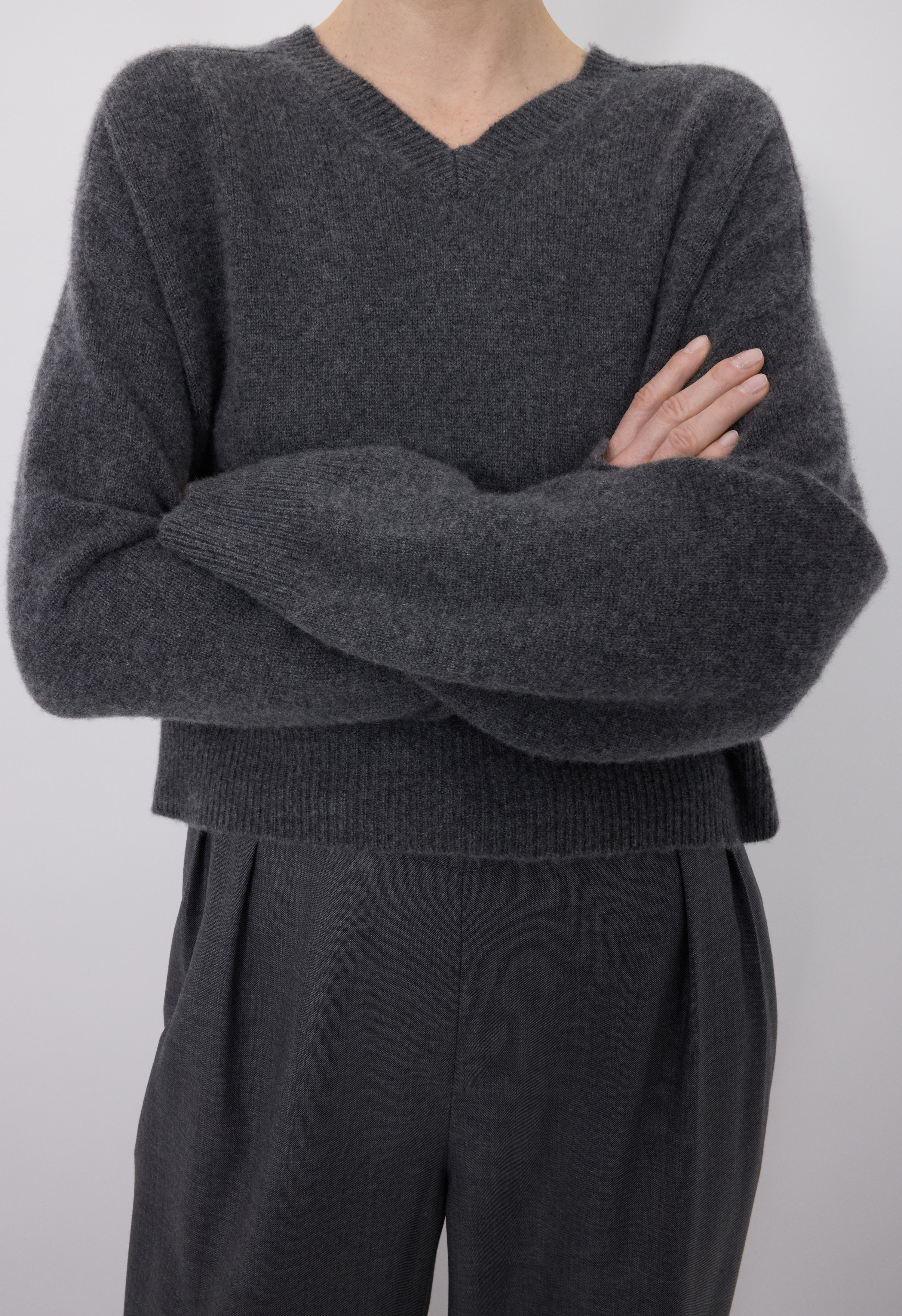 ANZOR LDS Cashmere V neck sweater